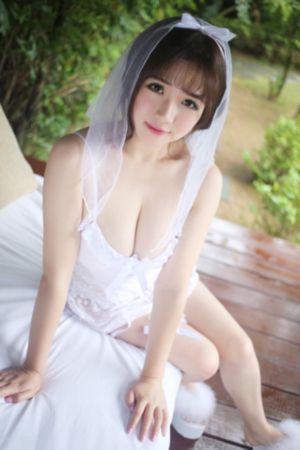 一男一女在家里撒狗粮还斗地主