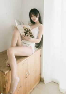 年轻女秘书